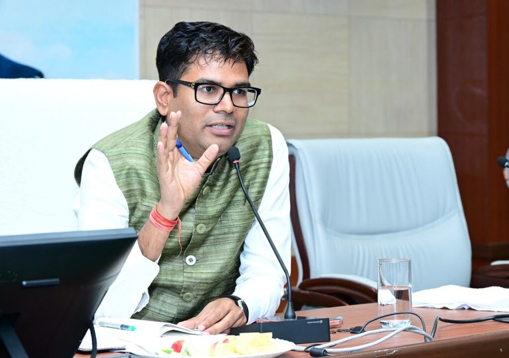 आवास एवं पर्यावरण मंत्री श्री ओपी चौधरी ने विभिन्न आवासीय कॉलोनियों के प्रतिनिधियों के साथ की बैठक कॉलोनियों से जुड़ी समस्याओं, नागरिक सुविधाओं एवं आवासीय परियोजनाओं के मुद्दों पर हुई विस्तृत चर्चा मंत्री श्री चौधरी ने नियमित समय-समय पर स्टेकहोल्डर मीटिंग आयोजित करने के दिए निर्देश।