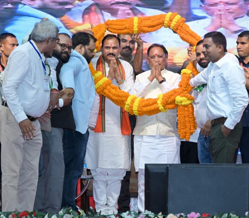 हड़ताल अवधि का मिलेगा वेतन : एनएचएम कर्मचारी संघ के प्रदेश स्तरीय महासम्मेलन में शामिल हुए मुख्यमंत्री। प्रदेश के दूरस्थ और दुर्गम क्षेत्रों में स्वास्थ्य सेवाएं पहुंचाने में एनएचएम कर्मचारियों की भूमिका महत्वपूर्ण।