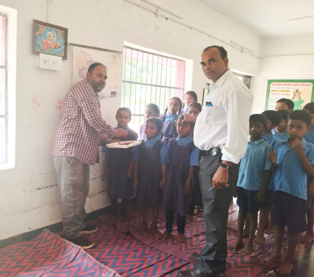 प्रथम दिवस बच्चों का गुलाल से स्वागत टॉफी देकर कराया मुँह मीठा।