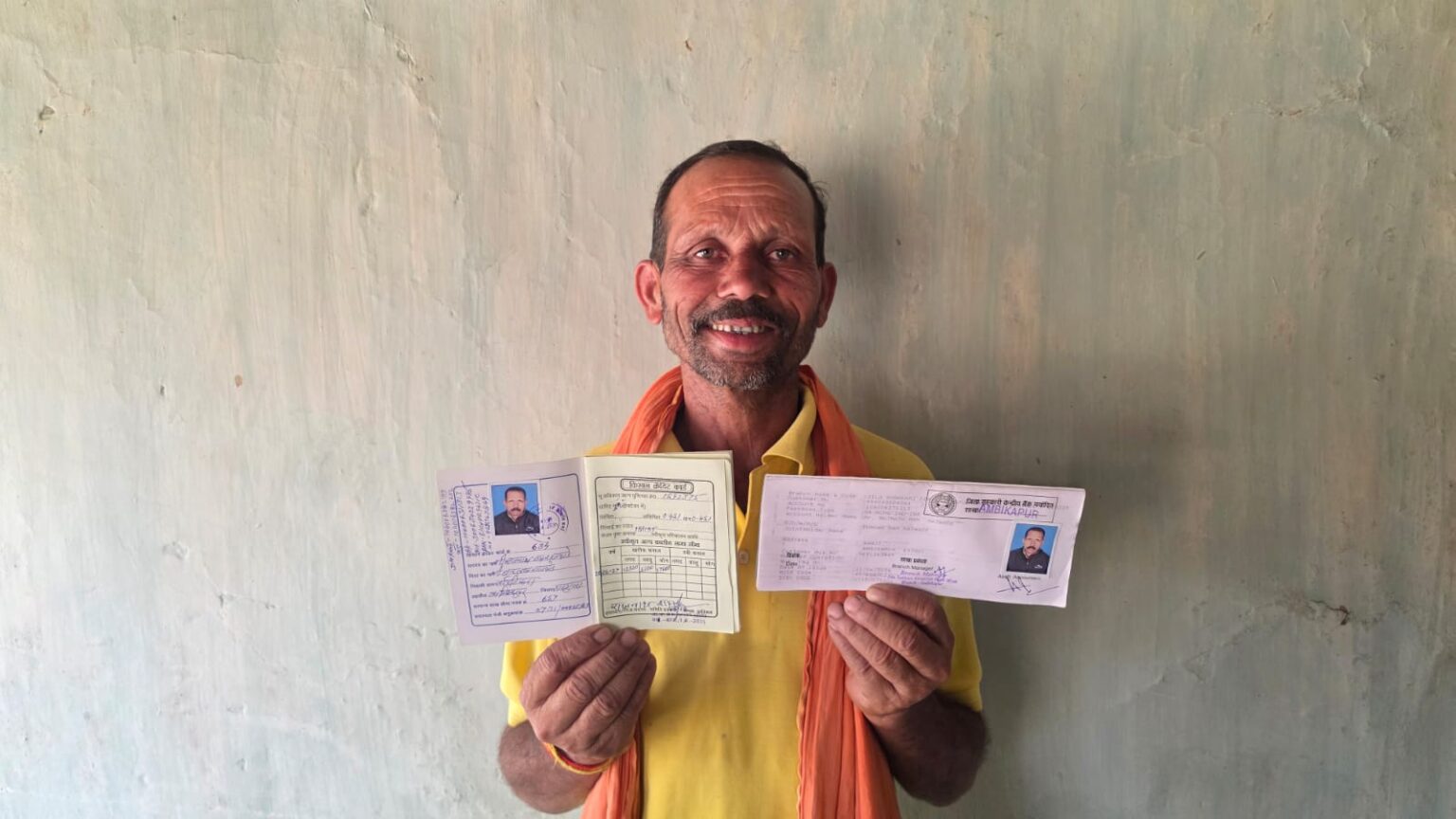 मुख्यमंत्री हेल्पलाइन 1076 का असर: एक फोन कॉल पर किसान की समस्या का 24 घंटे में समाधान खेत में बैल चराते समय दर्ज कराई शिकायत, प्रशासन ने घर पहुंचकर खुलवाया बैंक खाता और बनवाया किसान क्रेडिट कार्ड।