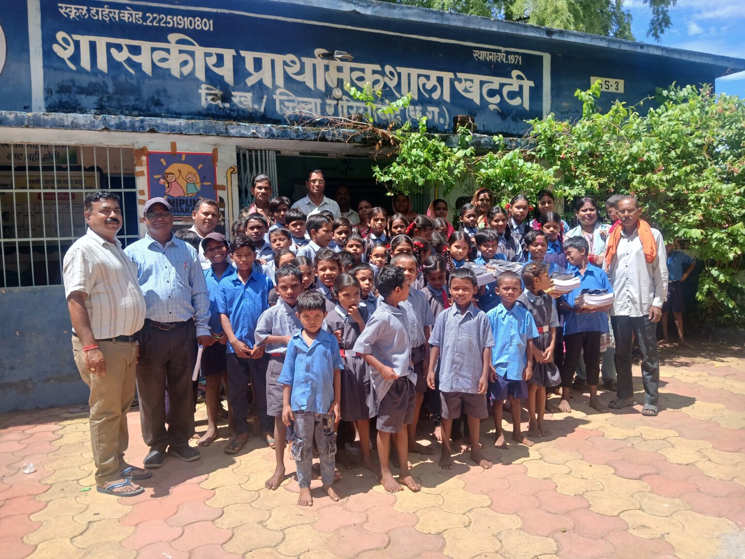 खट्टी स्कूल में शाला प्रवेशोत्सव हर्षोल्लास के साथ संपन्न नव प्रवेशी विद्यार्थियों का तिलक लगा, मुँह मीठा कर किया गया स्वागत पाठ्य पुस्तक एवं गणवेश का किया गया वितरण।