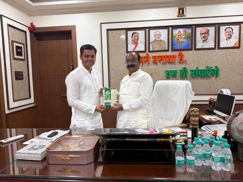 गौरेला-पेण्ड्रा-मरवाही के जैविक विष्णुभोग चावल की खुशबू पहुंची राजधानी रायपुर, उप मुख्यमंत्री अरुण साव को भेंट किया गया महिला समूहों द्वारा उत्पादित विशेष चावल…