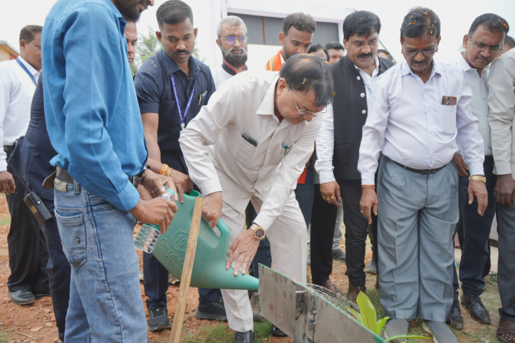 ‘‘एक पेड़ मां के नाम‘‘ अभियान के तहत मंत्री लखन लाल देवांगन ने किया पौधरोपण, दिया पर्यावरण संरक्षण का संदेश….