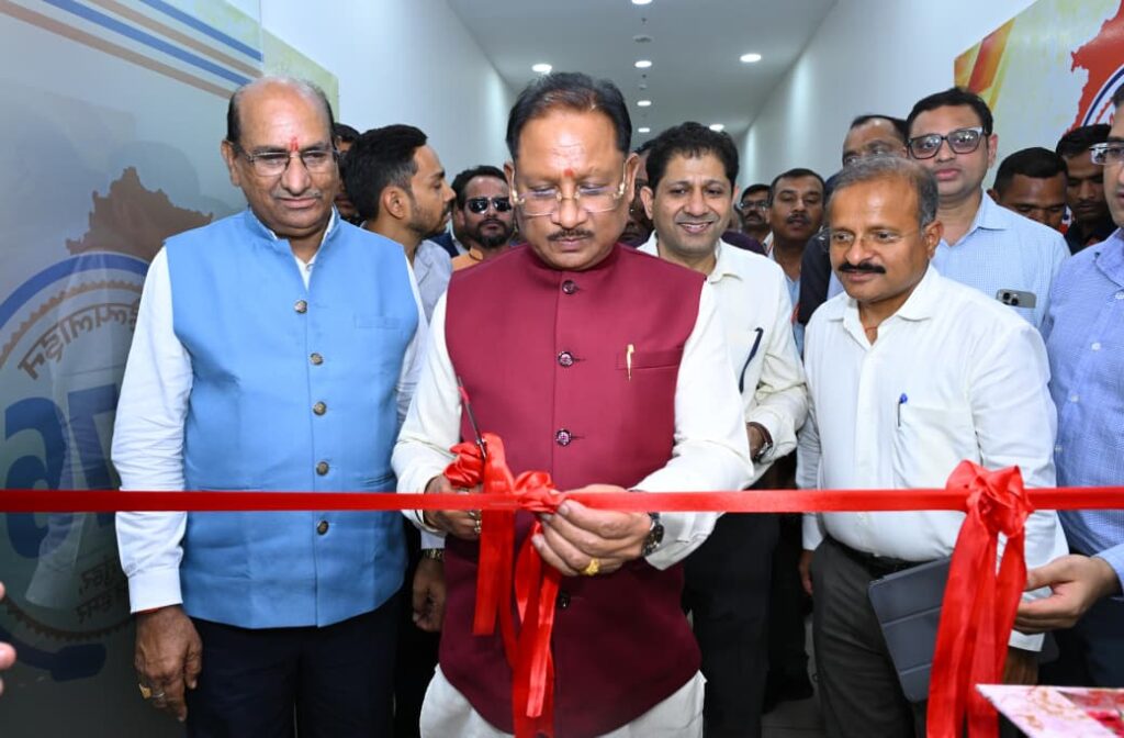 मुख्यमंत्री विष्णुदेव साय ने किया मुख्यमंत्री हेल्पलाइन एवं शिकायत प्रबंधन प्रणाली का अवलोकन…..