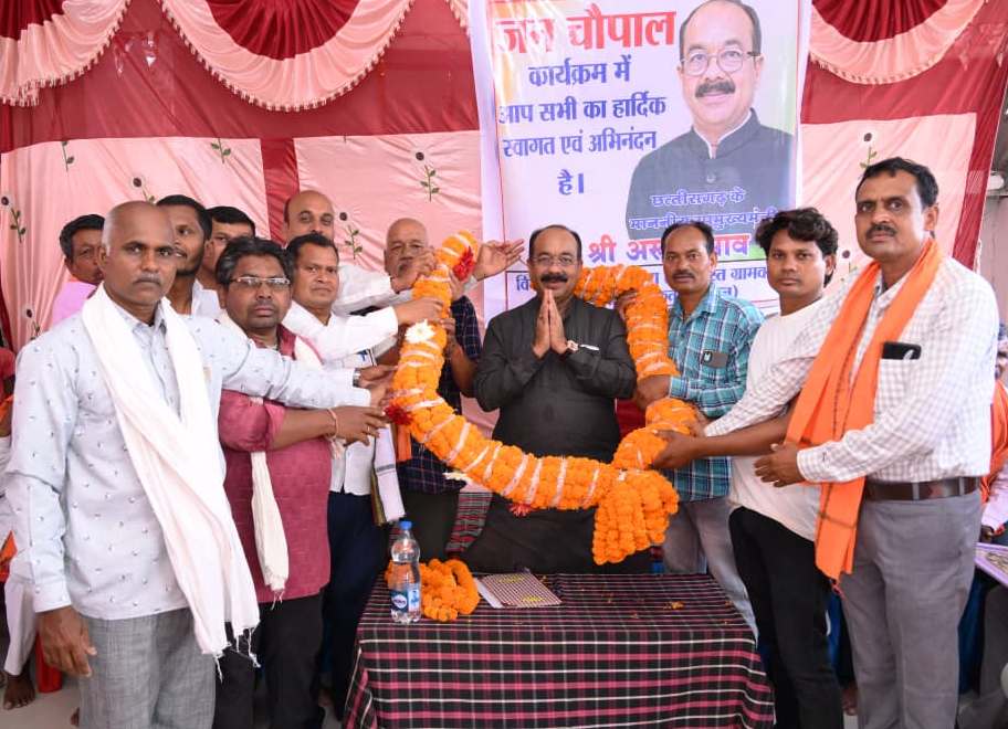 उप मुख्यमंत्री अरुण साव ने 5 गांवों में लगाई चौपाल, 56 लाख रुपए के विकास कार्यों की घोषणा की, युवाओं को दिए क्रिकेट किट….