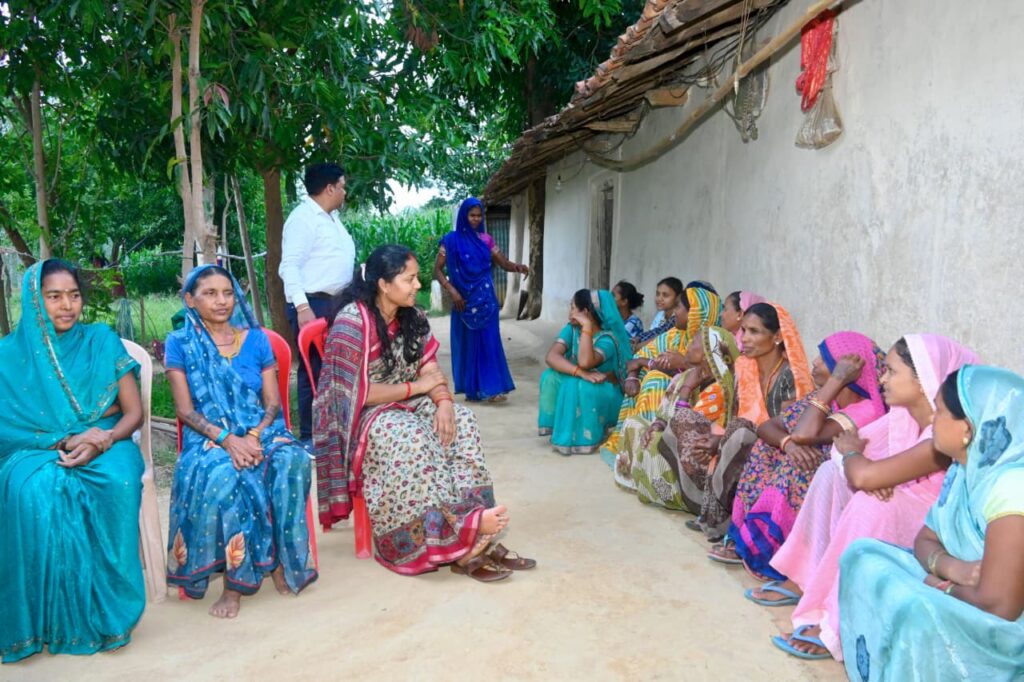 मंत्री लक्ष्मी राजवाड़े ने किया जनसंपर्क, ग्रामीणों की समस्याओं के त्वरित समाधान के दिए निर्देश…..