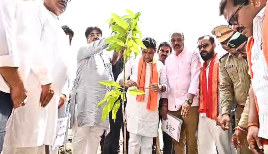 एक पेड़ मां के नाम” अभियान के तहत प्रभारी मंत्री टंकराम वर्मा ने किया पौधारोपण……