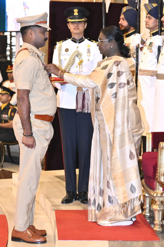 वित्त मंत्री ओपी चौधरी ने शौर्य चक्र से सम्मानित छत्तीसगढ़ पुलिस के जांबाज अधिकारियों को दी बधाई…..