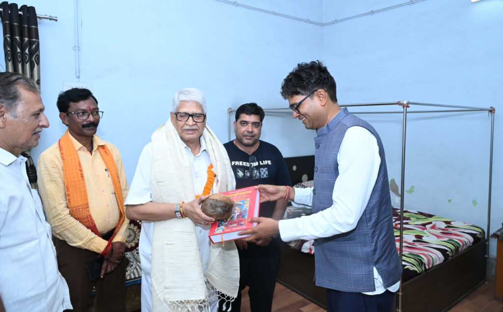 सेवा, सुशासन और जनकल्याण के 12 वर्ष: वित्त मंत्री ओ.पी. चौधरी ने प्रबुद्धजनों से किया संवाद, विशेष जनसंपर्क अभियान के तहत वरिष्ठ नागरिकों, शिक्षाविद् एवं अधिवक्ता का किया सम्मान….