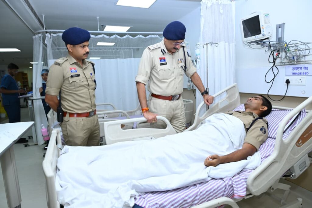 पुलिस कमिश्नर संजीव शुक्ला ने अस्पताल पहुंचकर घायल पुलिस जवानों का जाना हाल…..