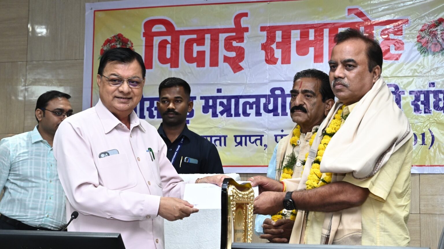 मंत्रालय के तीन अधिकारी-कर्मचारियों को सम्मानपूर्ण विदाई श्रम मंत्री लखन लाल देवांगन ने शॉल, श्रीफल एवं स्मृति चिन्ह भेंट कर दी शुभकामनाएं।