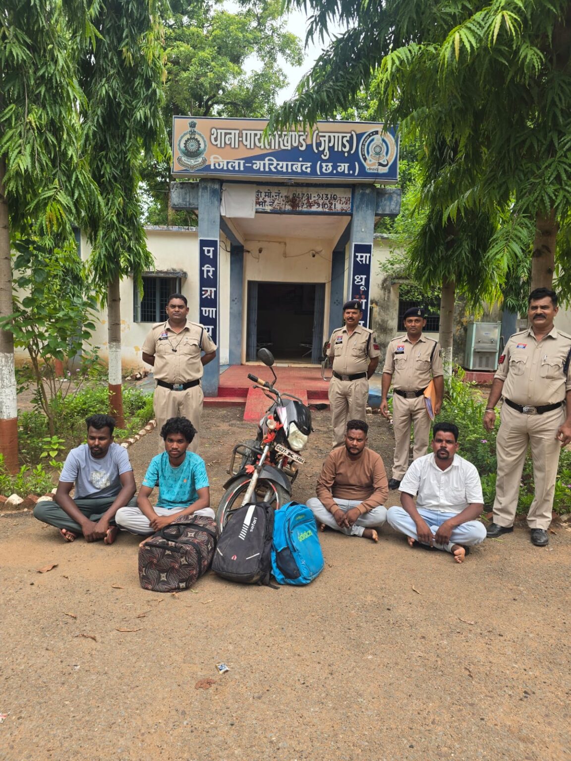 गरियाबंद पुलिस द्वारा अवैध गांजा के अलग-अलग 04 प्रकरणों में 40 लाख के गांजा के साथ 09 आरोपियों को भेजा गया जेल। आरोपियों के कब्जे से कुल 81 किलो 374 ग्राम अवैध मादक पदार्थ गांजा जप्त किया गया। घटना प्रयुक्त दो कार एवं दो मोटर सायकल सहित चार वाहनों को किया गया गया जप्त।