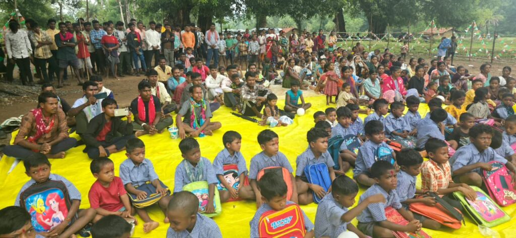 सफलता की कहानी : पीडिया में 21 साल बाद गूंजी स्कूल की घंटी, 539 बच्चों के जीवन में लौटी शिक्षा की नई उम्मीद कभी बंद पड़े स्कूलों में फिर लौटी रौनक, बदलते बस्तर की नई तस्वीर।