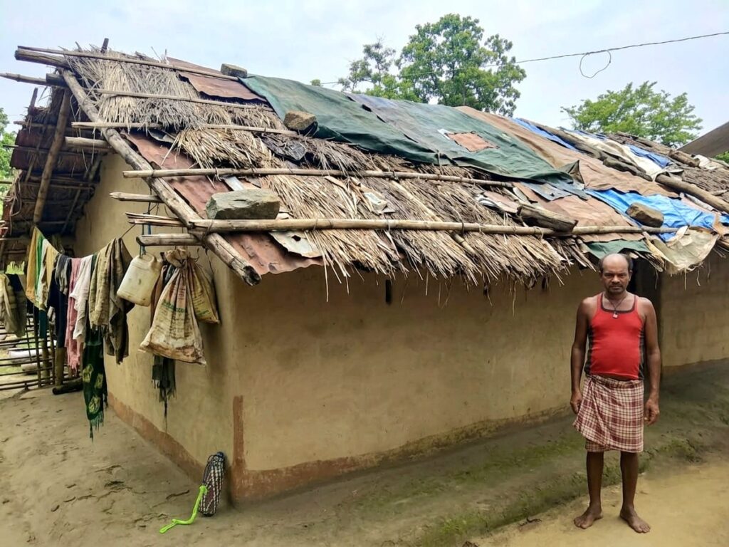 सफलता की कहानी: बंदूक छोड़ विकास की राह चुनी, शासकीय योजनाओं ने बदली मड़कम भीमा की जिंदगी पक्का घर, रोजगार और सम्मान के साथ मुख्यधारा में लौटे, बने आत्मनिर्भर जीवन की मिसाल।
