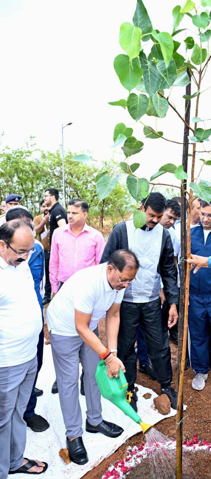 मुख्यमंत्री विष्णु देव साय ने ‘एक पेड़ माँ के नाम’ अभियान के तहत किया पौधारोपण।