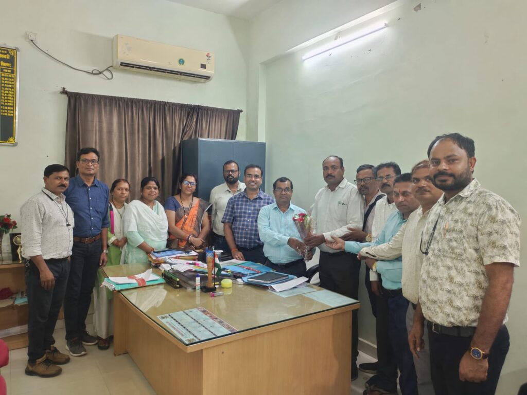छत्तीसगढ़ टीचर्स एसोसिएशन ने विभिन्न मांगों को लेकर जिला शिक्षा अधिकारी को ज्ञापन सौंपा।