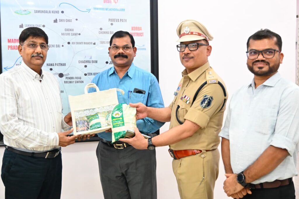 महिला स्व-सहायता समूहों के ‘विष्णु भोग’ चावल की खुशबू पहुंची पुलिस मुख्यालय तक पुलिस महानिदेशक अरुण देव गौतम को भेंट किया गया जीपीएम की विशिष्ट पहचान ‘विष्णु भोग’ चावल, महिलाओं के आत्मनिर्भरता मॉडल और स्थानीय उत्पाद की सराहना।