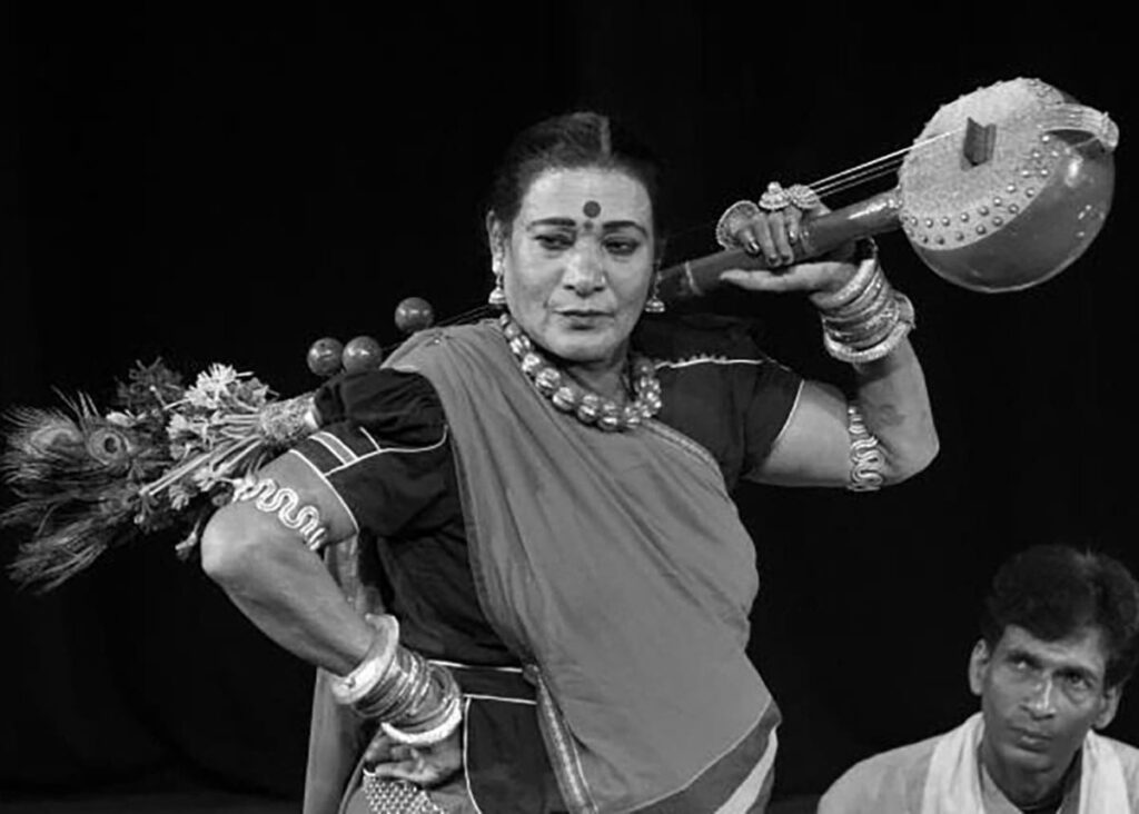 लोककला की अमर स्वर-सरिता को राजकीय सम्मान: पद्म विभूषण तीजन बाई को अश्रुपूरित विदाई पंडवानी की विश्वविख्यात साधिका का पैतृक गांव गनियारी में पूरे राजकीय सम्मान के साथ हुआ अंतिम संस्कार; हजारों लोगों ने दी अंतिम श्रद्धांजलि।