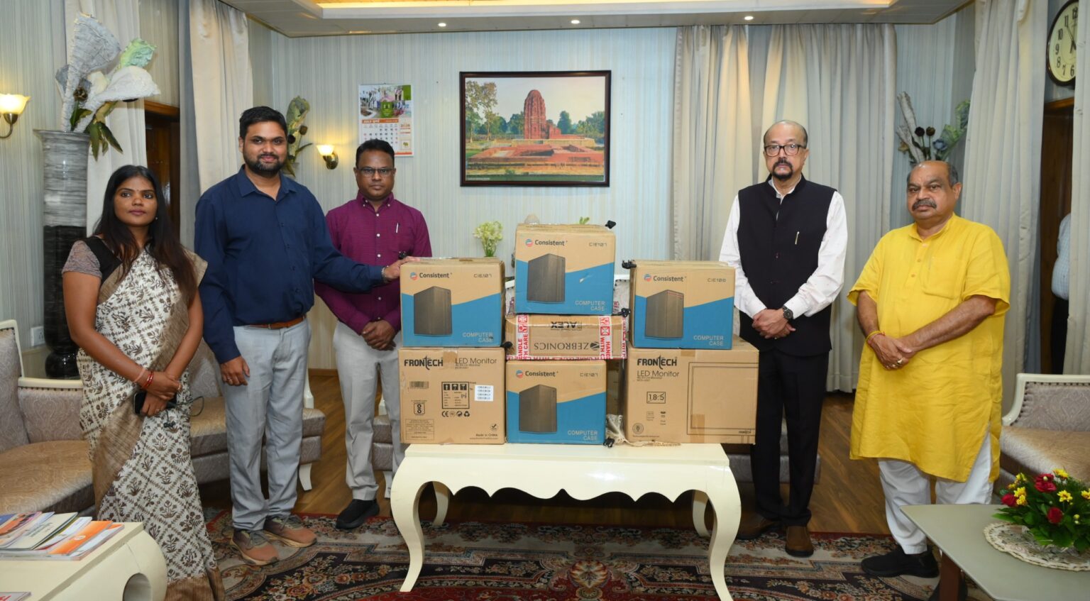 स्वेच्छानुदान मद से सुदूर वनांचल स्थित स्वामी आत्मानंद स्कूल, मांझीगुडा को 10 कंप्यूटर प्रदत्त।