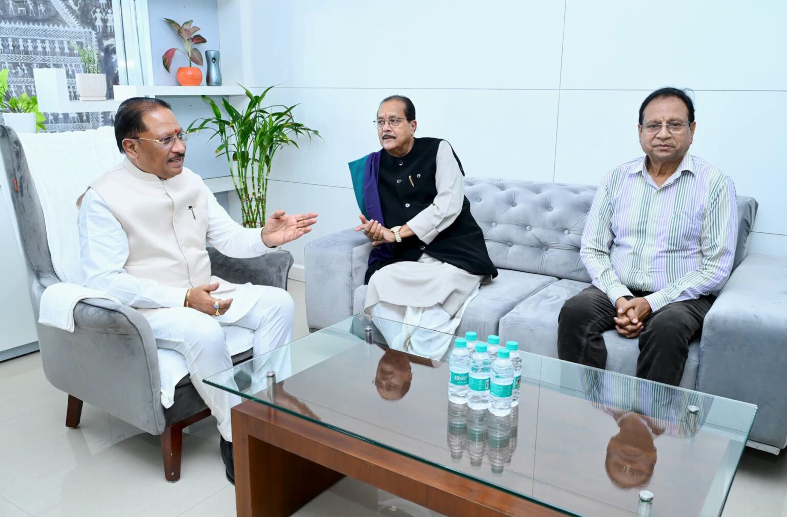 मुख्यमंत्री विष्णु देव साय से झारखंड के वित्त मंत्री श्री राधाकृष्ण किशोर से की सौजन्य भेंट छत्तीसगढ़ और झारखंड के बीच विकास, जनजातीय विरासत एवं परस्पर सहयोग के विभिन्न विषयों पर हुई चर्चा।