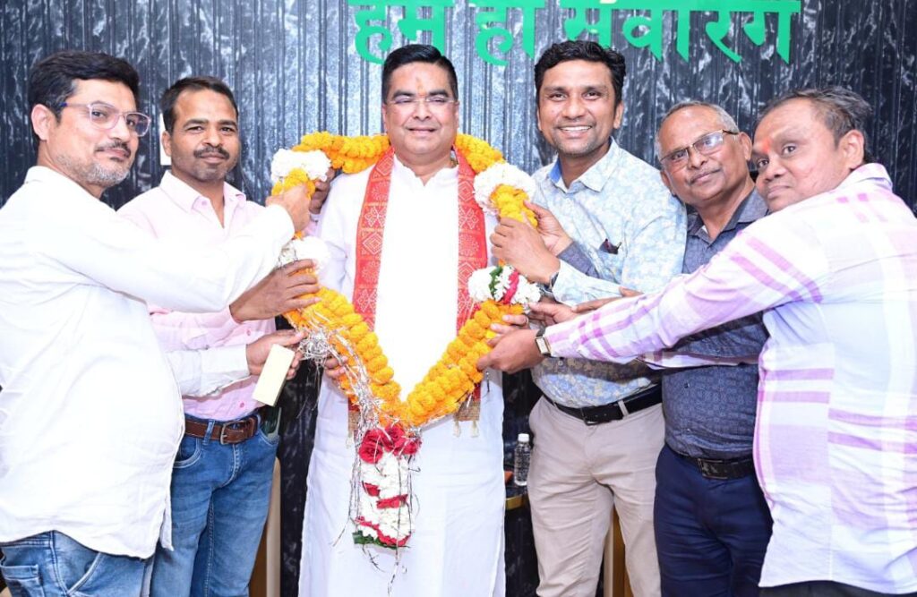 विधानसभा मानसून सत्र में कैशलेस चिकित्सा योजना को प्रभावी ढंग से लागू कराने हेतु मुख्यमंत्री के नाम सांसद, विधायक एवं कलेक्टर को सौंपा गया ज्ञापन।