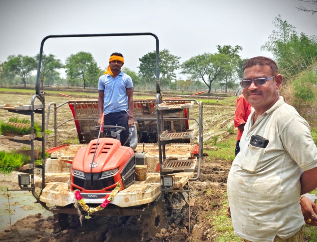पैडी ट्रांसप्लांटर से भरदाकला के किसानों की आसान हुई रोपाई, किसानों को मिल रही बड़ी राहत बालोद के भरदाकला में आधुनिक कृषि तकनीक बनी मिसाल, कम समय में बेहतर गुणवत्ता से धान की रोपाई।