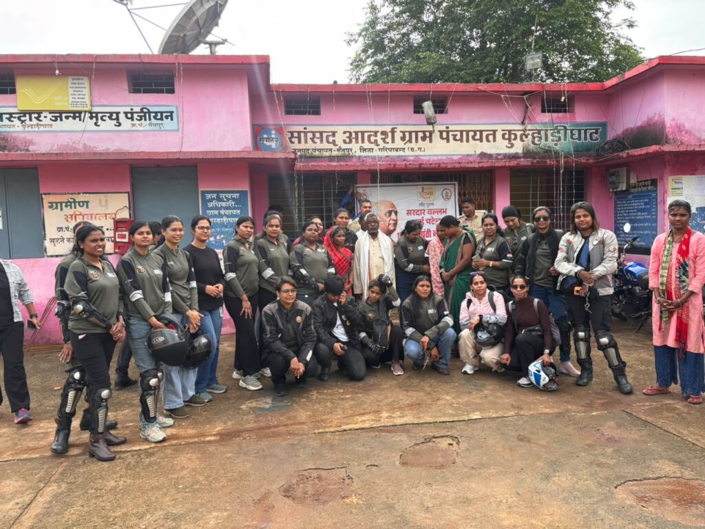 रायपुर की ‘छत्तीसगढ़ मोटो क्वीन’ महिला बाइक राइडर्स पहुंचीं कुल्हाड़ीघाट, देवधारा जलप्रपात का किया भ्रमण।