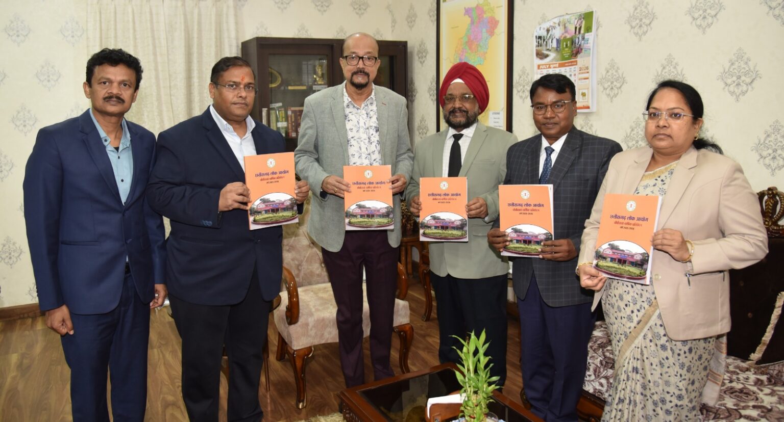 राज्यपाल श्री डेका को प्रमुख लोकायुक्त श्री उबोवेजा ने आयोग का वार्षिक प्रतिवेदन सौंपा।