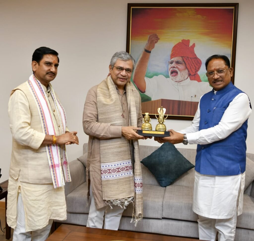 छत्तीसगढ़ में बस्तर से सरगुजा तक रेल संपर्क मजबूत करने की दिशा में बड़ा कदम मुख्यमंत्री विष्णुदेव साय ने छत्तीसगढ़ में प्रमुख रेल परियोजनाओं को गति देने रेल मंत्री श्री अश्विनी वैष्णव से की विस्तृत चर्चा रेल नेटवर्क का विस्तार छत्तीसगढ़ के संतुलित और समावेशी विकास का मजबूत आधार बनेगा : मुख्यमंत्री श्री साय।
