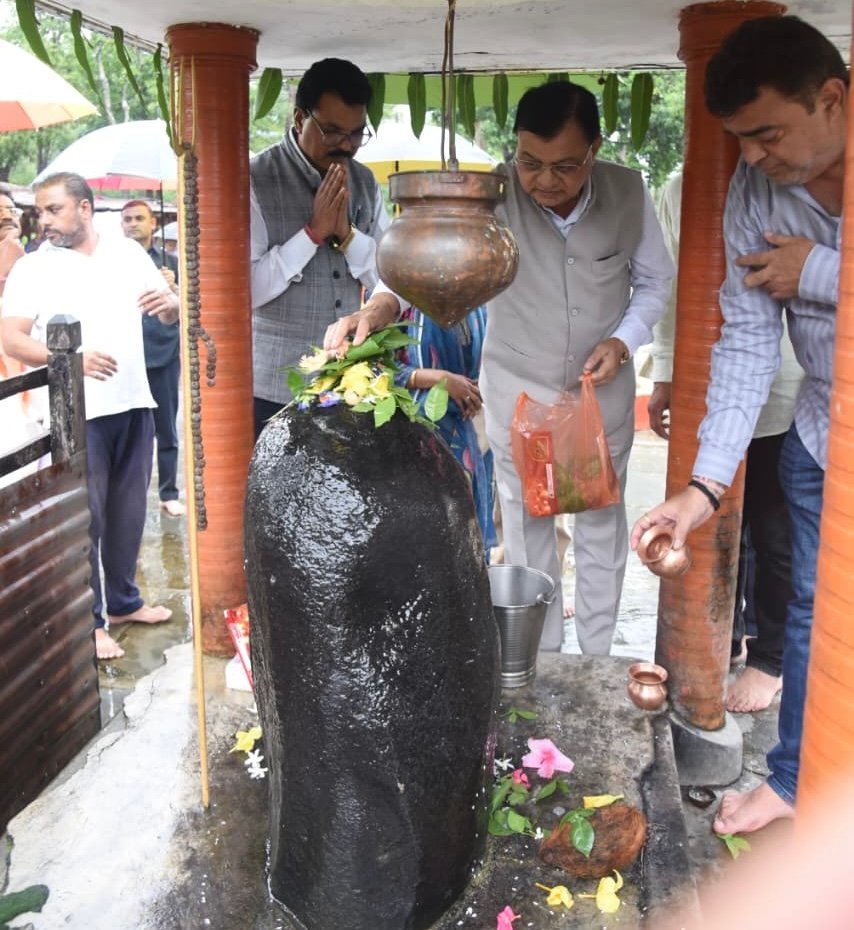 श्रम मंत्री लखनलाल देवांगन ने कोपाबेड़ा शिव मंदिर में की पूजा-अर्चना