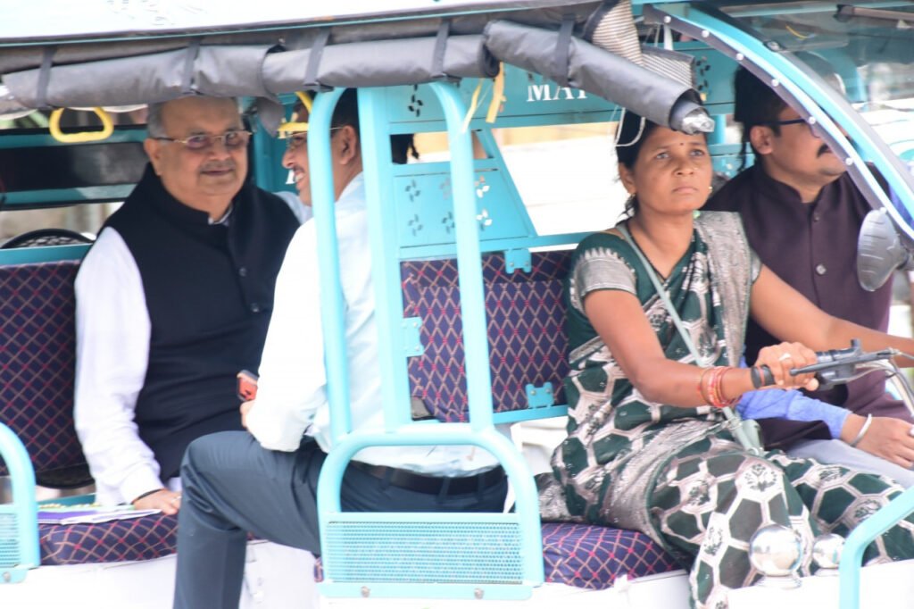 विधानसभा अध्यक्ष डॉ. रमन सिंह जब दीदी सरिता वर्मा के ई-रिक्शा में बैठकर स्पीकर हाऊस के लिए हुए रवाना…..