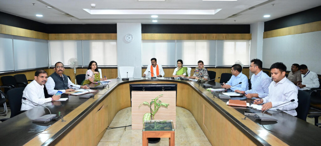 उप मुख्यमंत्री विजय शर्मा ने नक्सल प्रभावित जिलों में विकास और पुनर्वास कार्यों में तेजी लाने के दिए निर्देश, नक्सल प्रकरण वापसी हेतु हर सप्ताह होगी बैठक, प्रभावित परिवारों को मिले हर संभव सहायता…..