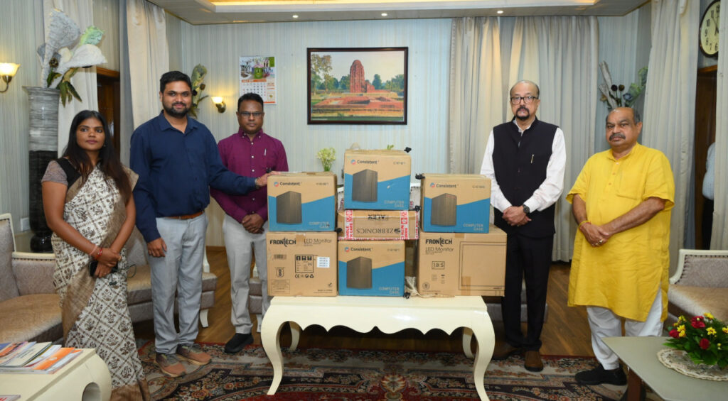 स्वेच्छानुदान मद से सुदूर वनांचल स्थित स्वामी आत्मानंद स्कूल, मांझीगुडा को 10 कंप्यूटर प्रदत्त…..