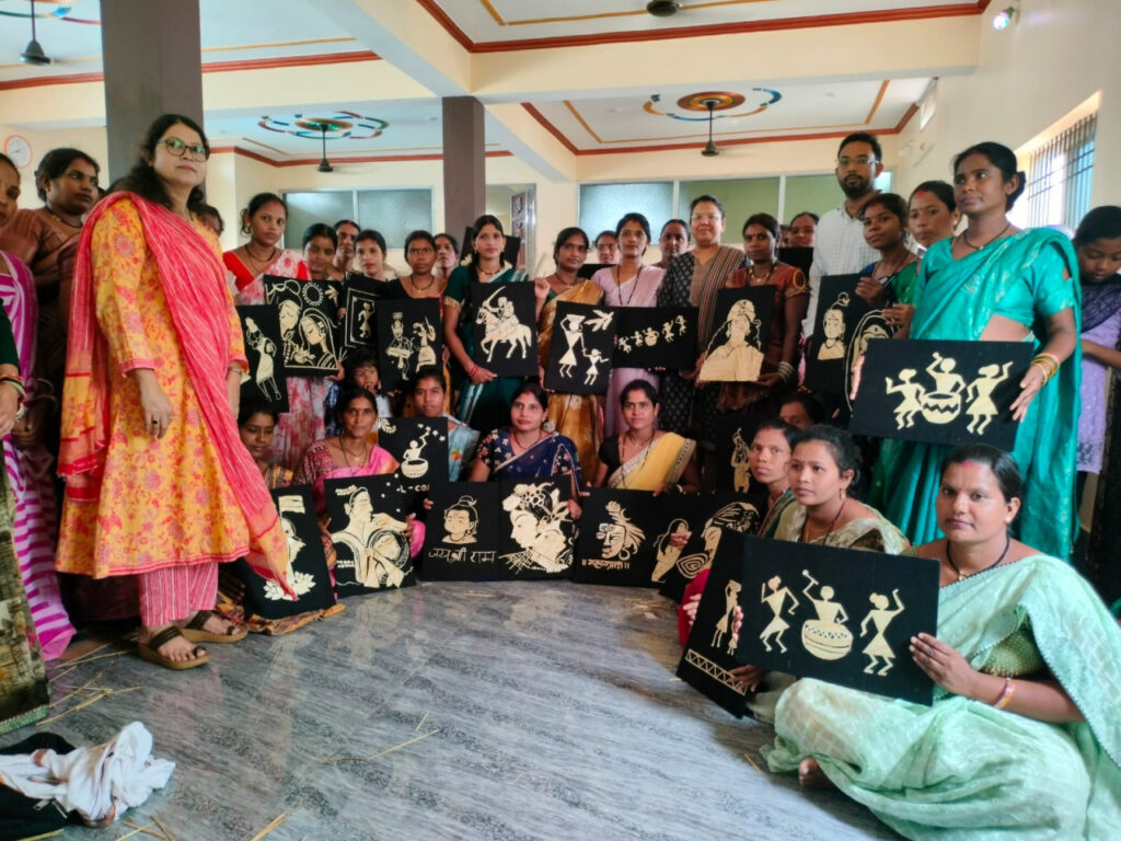 आत्मनिर्भरता की ओर बढ़ते कदम : बलौदाबाजार में समूह की 40 महिलाओं को मिला धान और पैरा आर्ट का प्रशिक्षण….