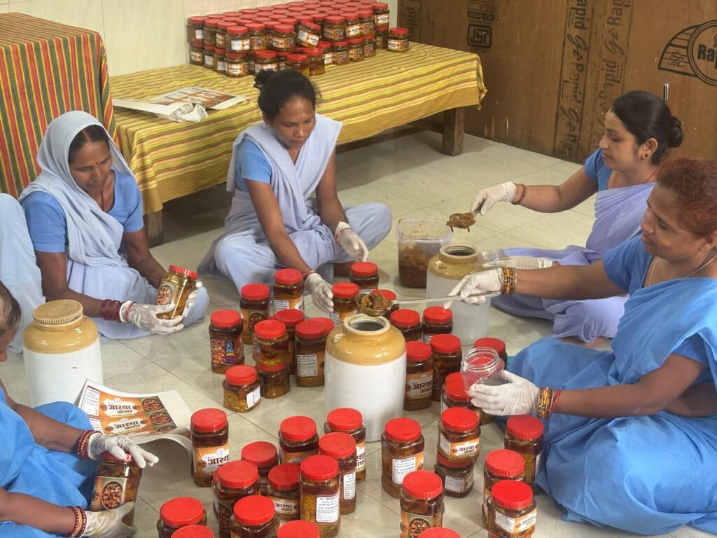 निश्चय कार्यक्रम से आत्मनिर्भर बन रहीं महिला बंदी, रायपुर सेंट्रल जेल में तैयार हो रहा स्वादिष्ट अचार….
