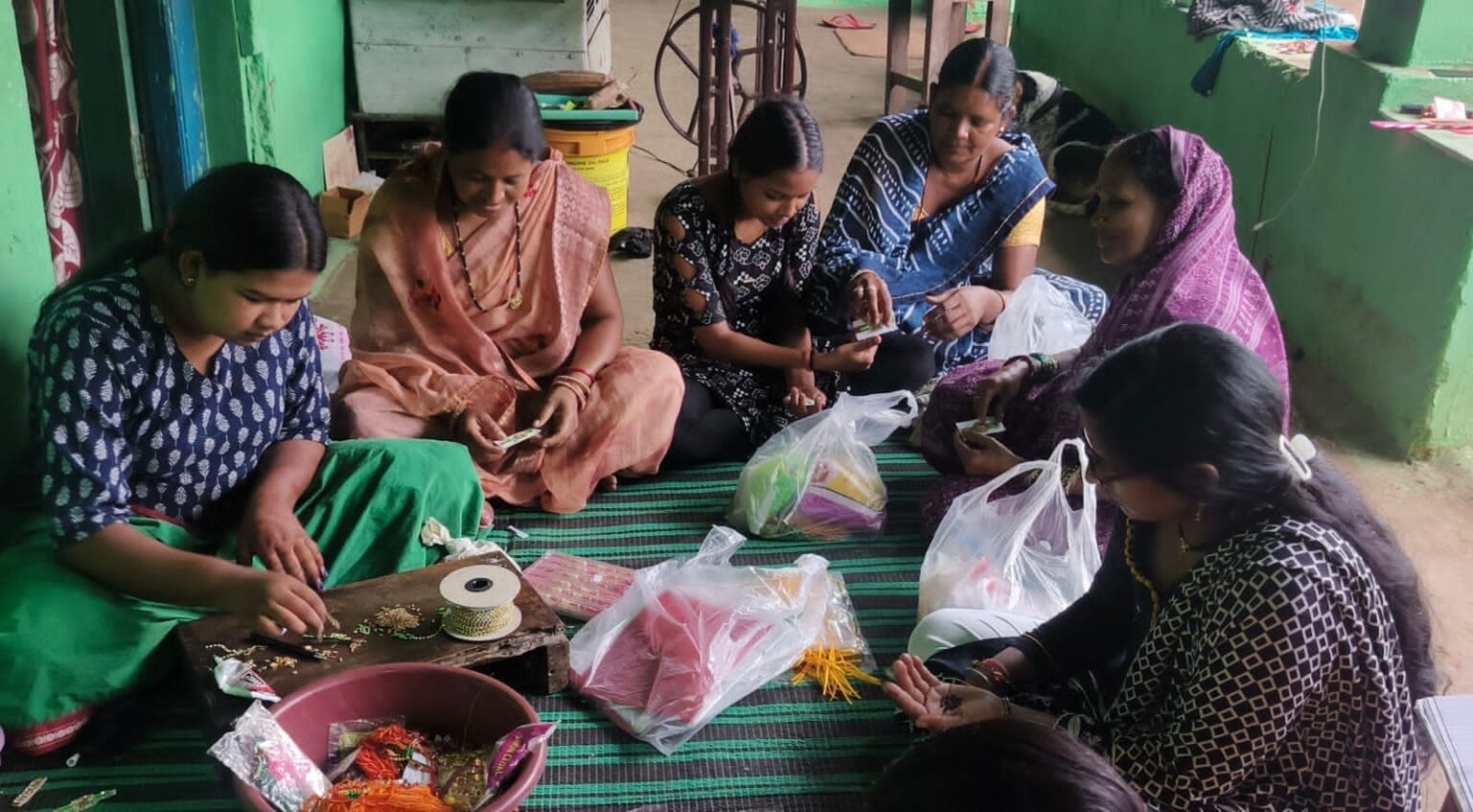 रक्षाबंधन पर बिखरेगा हरियाली का संदेश: रायगढ़ में स्व-सहायता समूह की दीदियों ने तैयार कीं अनोखी बीज राखियां, भाई की कलाई पर प्यार, धरती मां को उपहार की थीम पर बिहान की अभिनव पहल….
