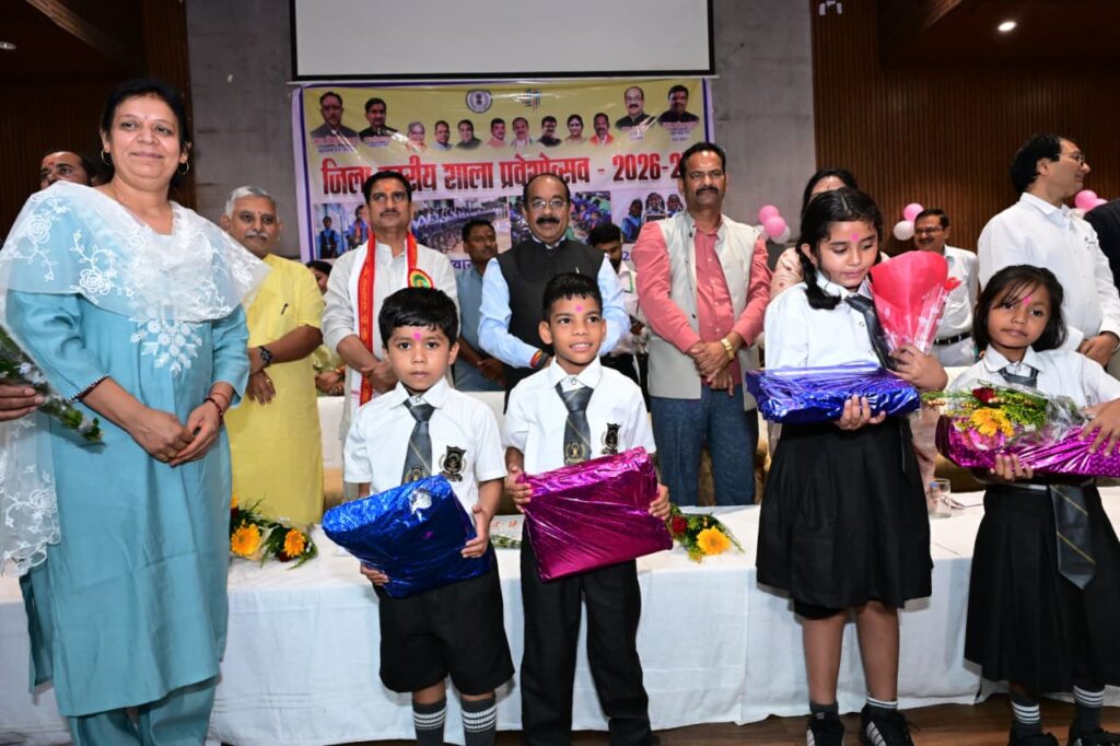 केंद्रीय राज्य मंत्री तोखन साहू और उप मुख्यमंत्री अरुण साव ने नवप्रवेशी बच्चों का तिलक लगाकर किया आत्मीय स्वागत, न्योता भोज में साथ में किया भोजन….