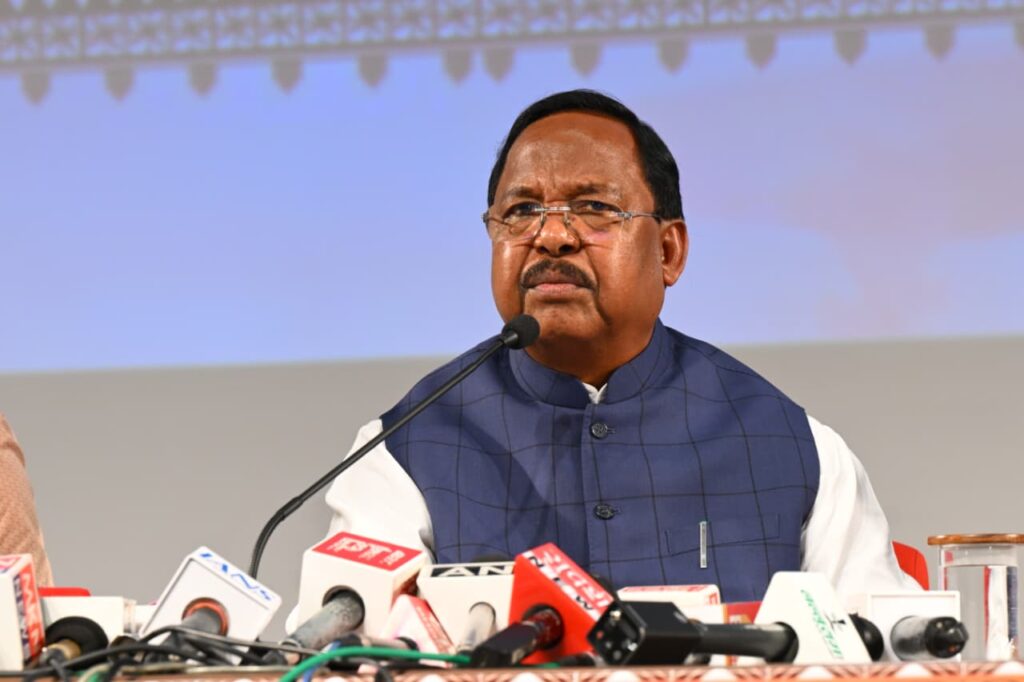 आदिम जाति विकास मंत्री रामविचार नेताम एवं प्रमुख सचिव छत्तीसगढ़ शासन सोनमणि बोरा द्वारा विभागीय गतिविधियों एवं उपलब्धियों पर छत्तीसगढ संवाद के आडिटोरियम (अटल नगर, नवा रायपुर) में आज संयुक्त रूप से प्रेस कॉन्फ्रेंस को संबोधित करते हुए।