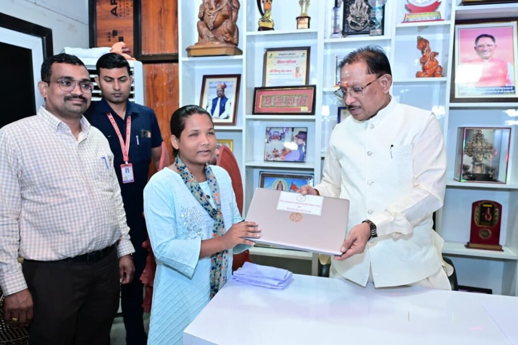 दृष्टिबाधा नहीं बनी बाधा, जयमंती के सपनों को मिली डिजिटल उड़ान,मुख्यमंत्री विष्णुदेव साय ने दृष्टिबाधित छात्रा जयमंती खेस को भेंट किया लैपटॉप…