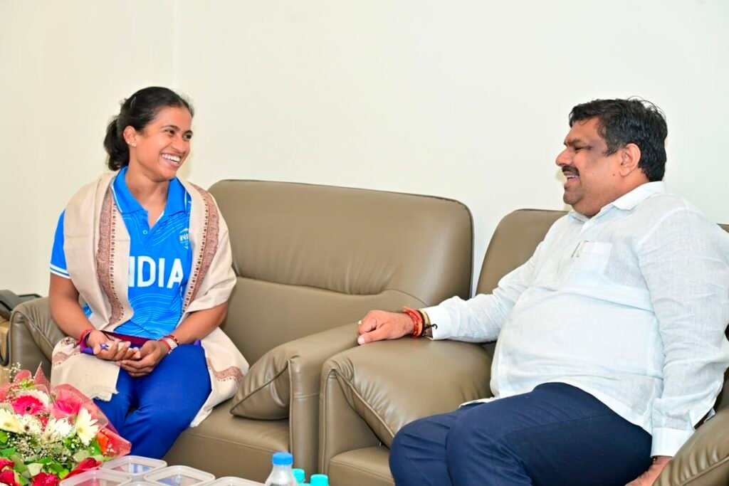 रजत पदक विजेता ज्ञानेश्वरी यादव से शिक्षा मंत्री गजेंद्र यादव ने की आत्मीय मुलाकात,मंत्री यादव ने कहा समाज के लिए गर्व की बात…