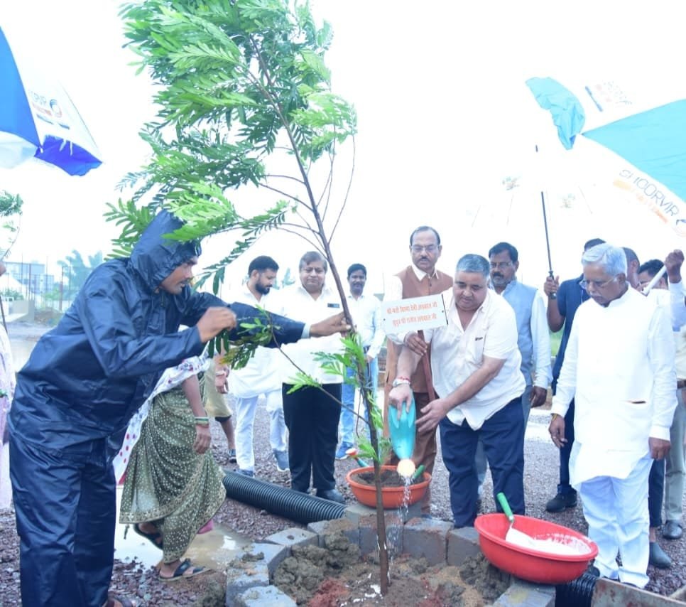‘एक पेड़ माँ के नाम’ अभियान से पर्यावरण संरक्षण का संदेश, मंत्री राजेश अग्रवाल ने किया वृक्षारोपण….