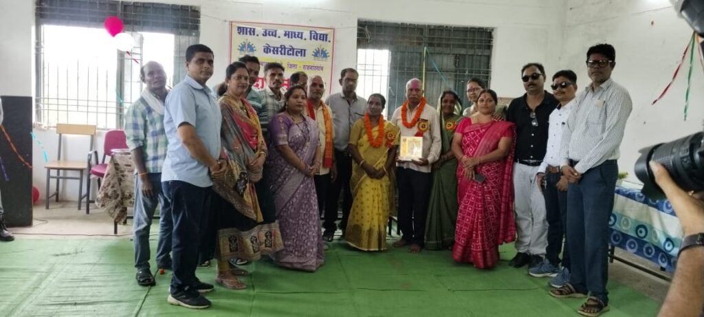 सेवानिवृत होने पर प्राचार्य और प्रधान पाठक को दी गई भावभीनी विदाई।