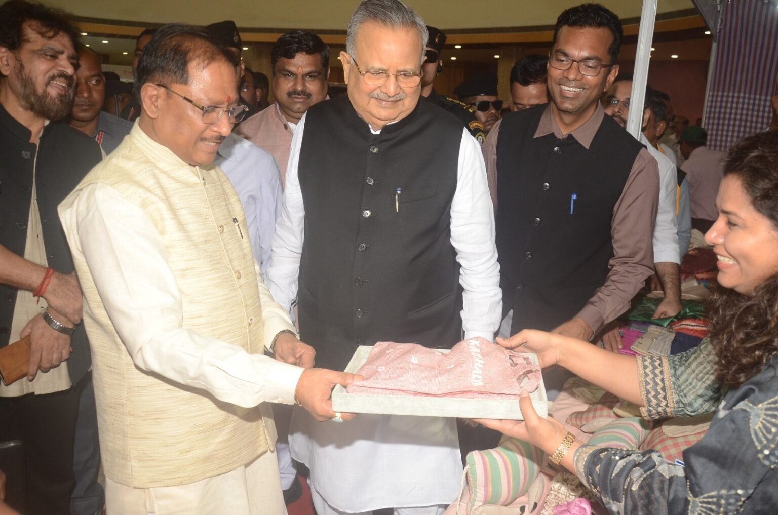 विष्णु के सुशासन में ग्रामोद्योग विभाग की पहल पर छत्तीसगढ़ में पहली बार सुकमा के चिंतलनार की पुनर्वासित बेटियों ने रायपुर पहुंचकर बड़े मंच पर दिखाई प्रतिभा, मुख्यमंत्री एवं विधानसभा अध्यक्ष हुए गदगद।