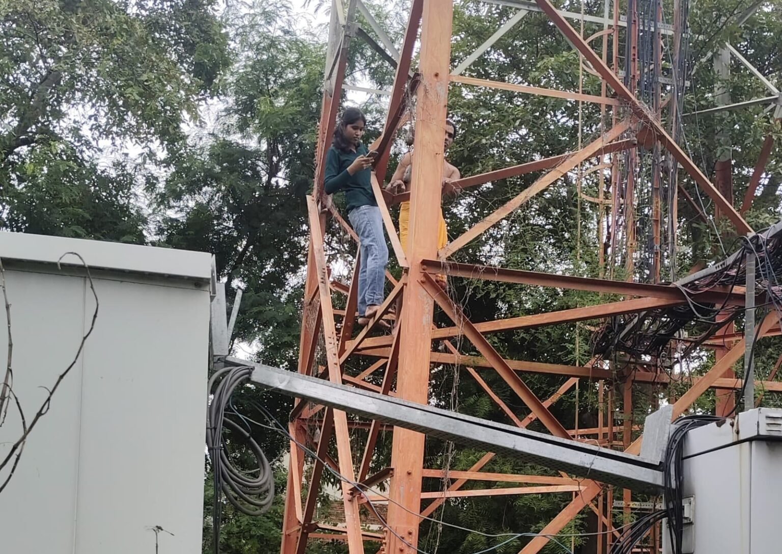 हाईवोल्टेज ड्रामा : मोबाइल टावर पर चढ़ी नाबालिग लड़की, घंटों मशक्कत के बाद पुलिस ने सुरक्षित उतारा।