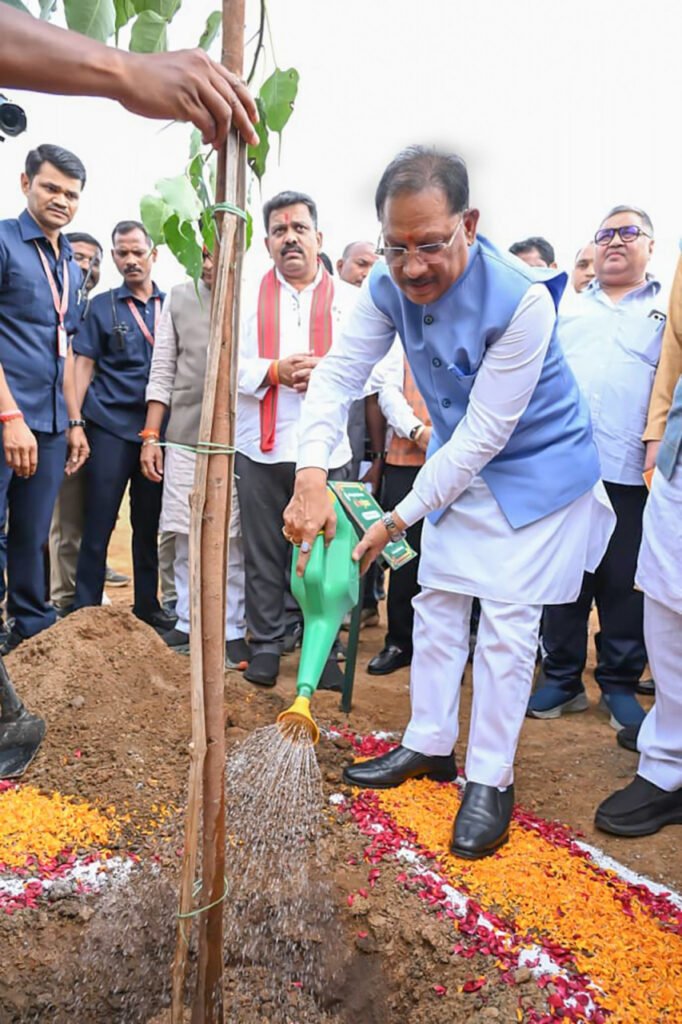 मुख्यमंत्री विष्णुदेव साय ने अपनी माँ के नाम पर लगाया पीपल का पौधा, वन महोत्सव-2026 का हुआ शुभारंभ ‘पीपल फॉर पीपुल’ अभियान के तहत 15 एकड़ में लगाए गए 2500 से अधिक पीपल के पौधे ‘एक पेड़ माँ के नाम’ अभियान से जुड़कर प्रकृति संरक्षण का संकल्प लें : मुख्यमंत्री श्री विष्णु देव साय।