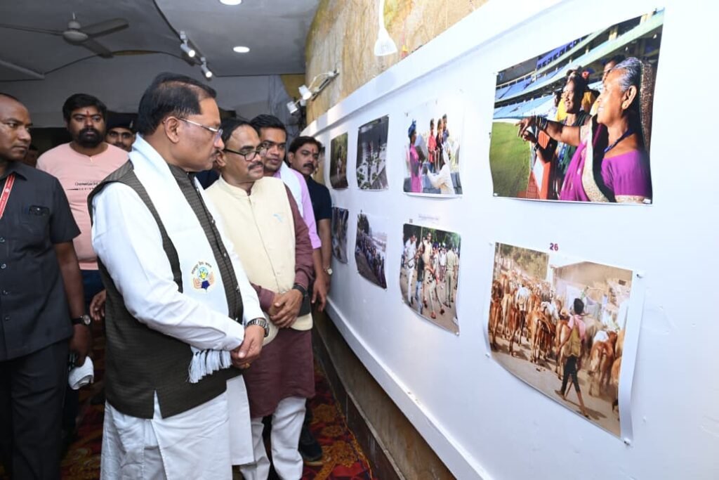तस्वीरों ने ताजा कीं मुख्यमंत्री विष्णुदेवसाय की पुरानी यादें: मुख्यमंत्री विष्णुदेव साय ‘दृश्य संवाद 2026’ के समापन समारोह में हुए शामिल….