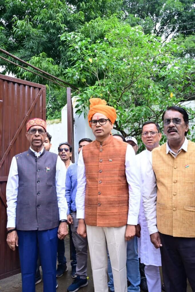 वित्त मंत्री ओपी चौधरी ने रायगढ़ निवास कार्यालय में किया ध्वजारोहण, राष्ट्रध्वज को दी सलामी….