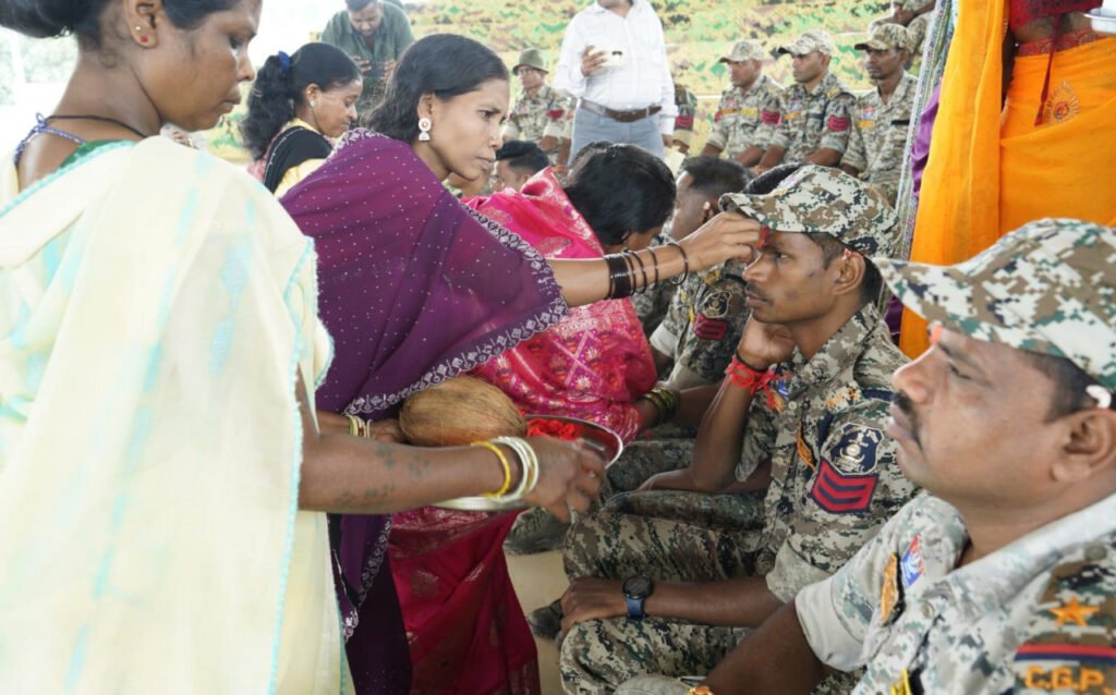 अबूझमाड़ में बदला हवाओं का रुख, हिंसा छोड़ मुख्यधारा में लौटीं बहनों ने DRG जवानों की कलाई पर बांधी राखी, दिया शांति और विश्वास का संदेश….