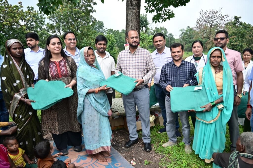 मुख्यमंत्री विष्णुदेव साय की सुशासन भावना को साकार कर रहा जिला प्रशासन, सुदूर वनांचल के बरलगान पारा तक बाइक से पहुंचे कलेक्टर