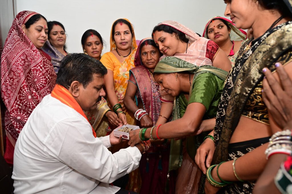बिहान की दीदियों ने उपमुख्यमंत्री विजय शर्मा को राखी बांधकर दी बधाई, साझा किए गुजरात भ्रमण के अनुभव…